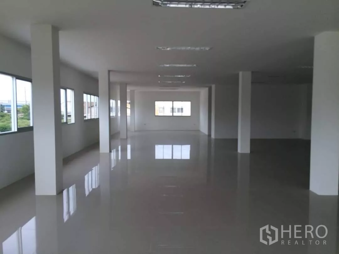 工厂 出售在Mueang Samut Prakan, Samut Prakan - 宽敞的办公室楼层，立柱分布，地面光亮采光好。
