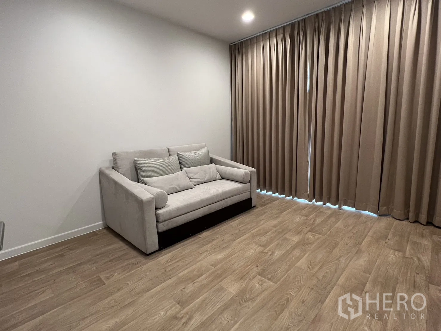 Detached House for rent in Bang Kapi, Bangkok - Ground-floor multipurpose room with sofa and wood-look flooring.