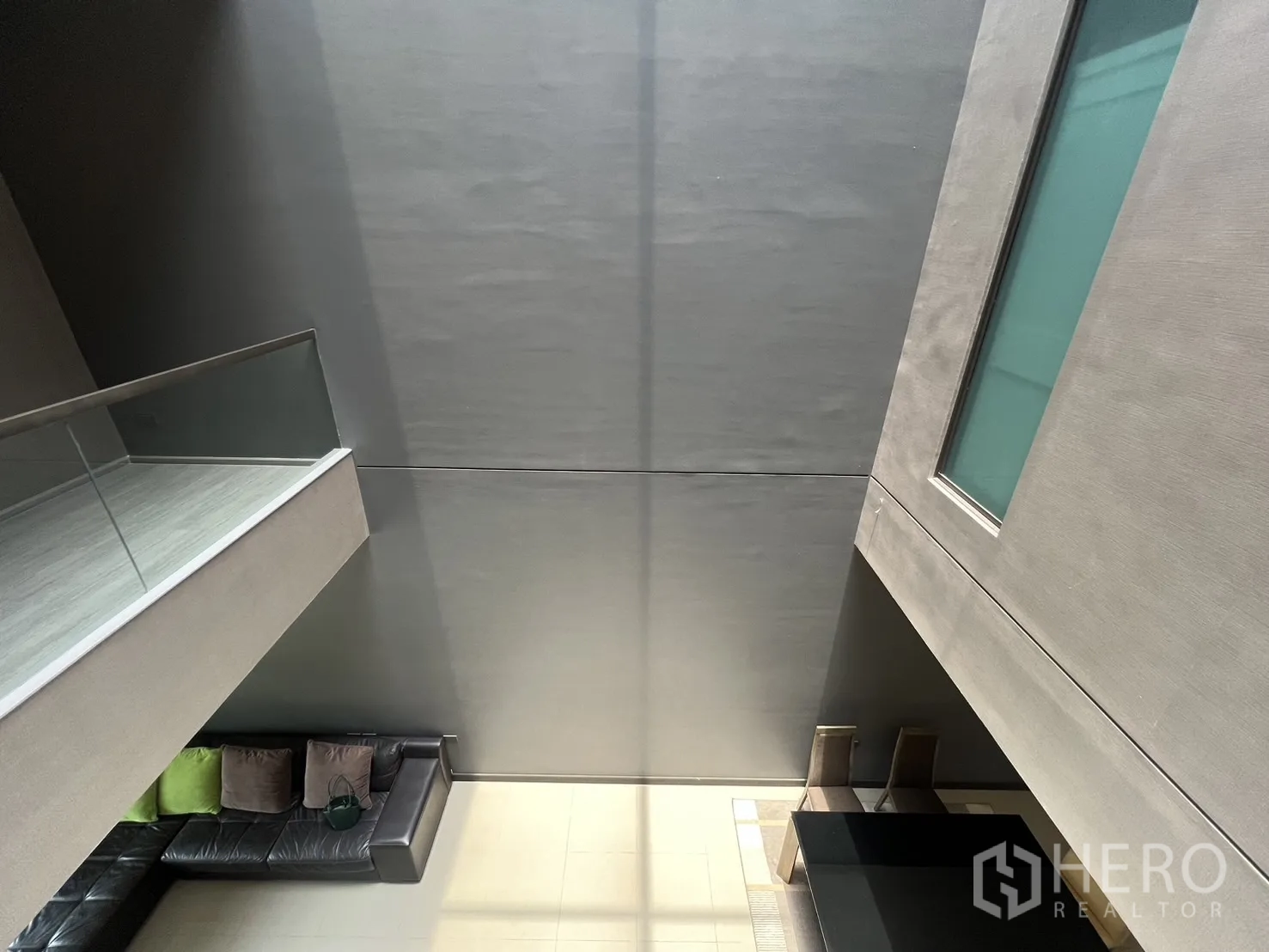 Townhouse for rent in Lat Phrao, Bangkok - View down into living room from upper landing overlooking the central atrium.