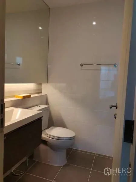 บ้าน ให้เช่าในBang Phli, Samut Prakan - ห้องน้ำสว่าง ตู้ลอย อ่างล้างหน้า กระจกบานใหญ่ ผนังกรุไทล์
