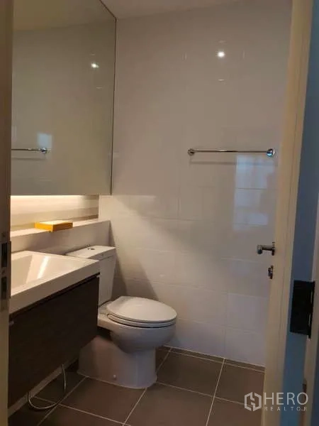 บ้าน ให้เช่าในBang Phli, Samut Prakan - ห้องน้ำสว่าง ตู้ลอย อ่างล้างหน้า กระจกบานใหญ่ ผนังกรุไทล์