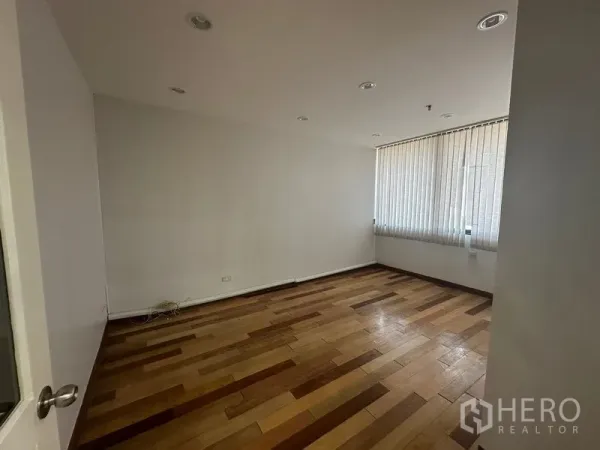 办公空间 出租在Yan Nawa, Bangkok - 带木地板与嵌灯的独立办公室，配大窗与竖百叶。