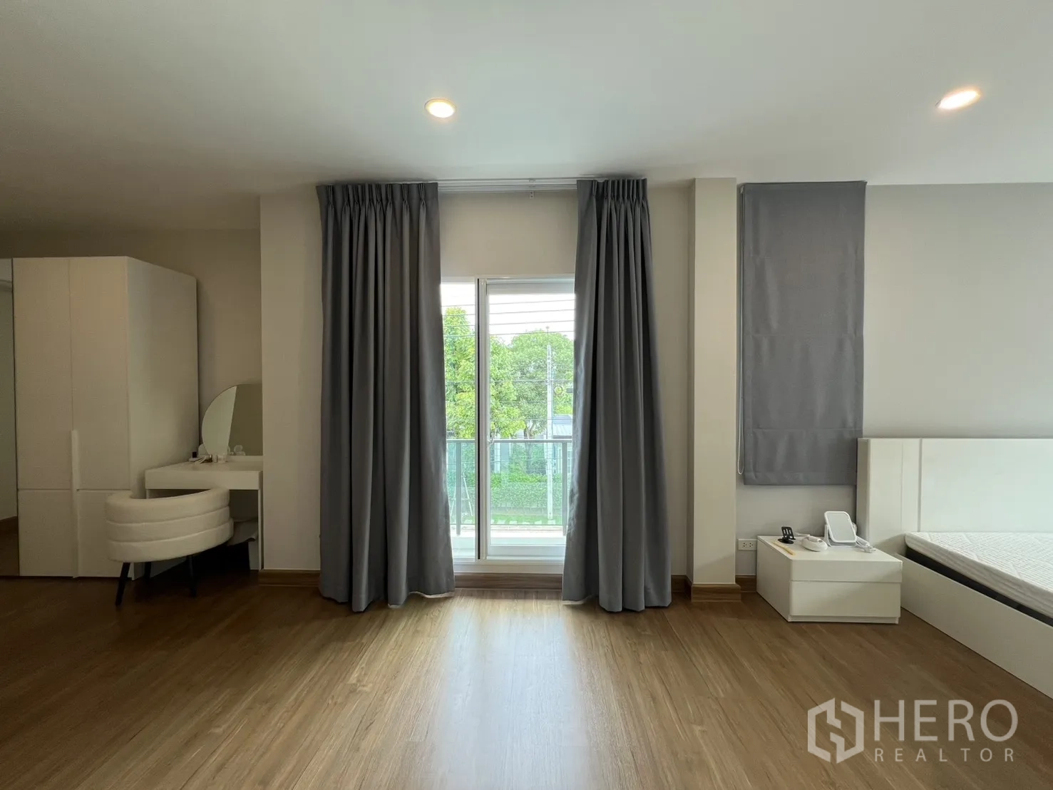 独栋房屋 for rent in Lat Krabang, Bangkok - 主卧带阳台推拉门、梳妆台与衣柜。