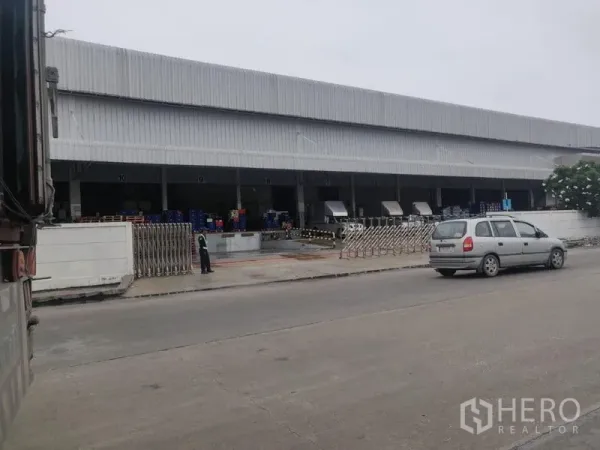 货栈 出租在Bang Phli, Samut Prakan - 仓库正立面，带多处装卸口与前方停车区。