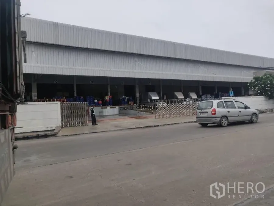 คลังสินค้า ให้เช่าในBang Phli, Samut Prakan - มุมมองด้านหน้าอาคารคลังสินค้า พร้อมช่องโหลดและพื้นที่จอดรถ