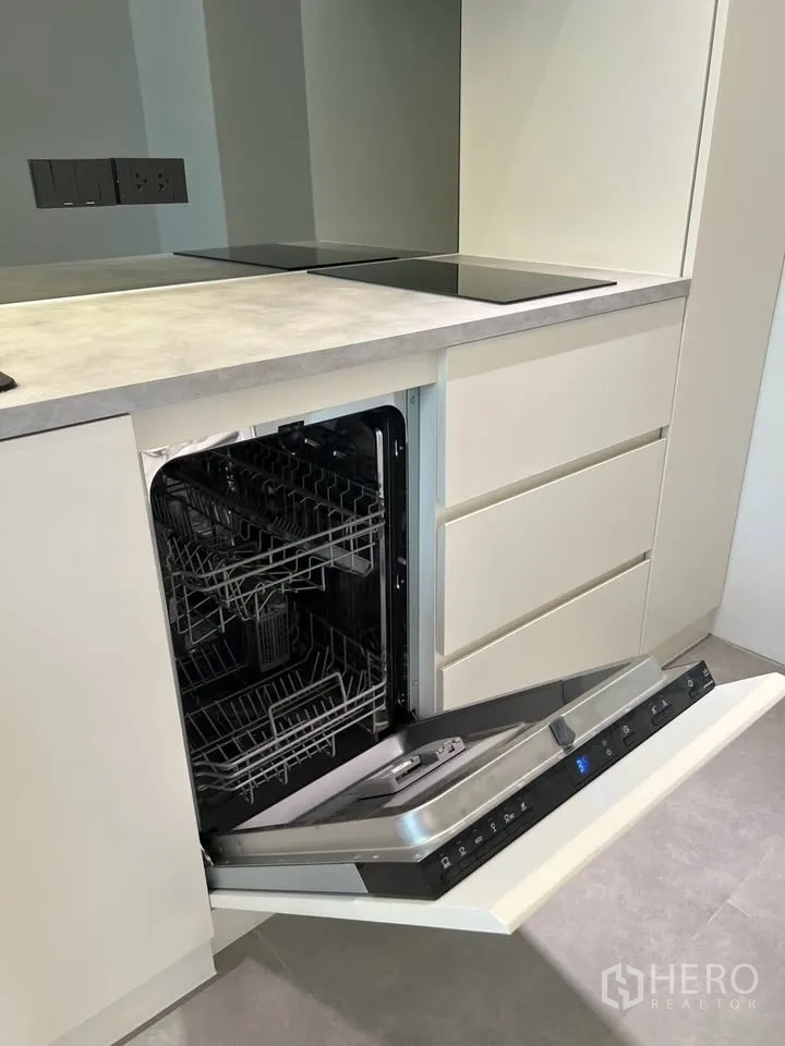联排别墅 for rent in Prawet, Bangkok - 台下嵌入式洗碗机打开的细节。