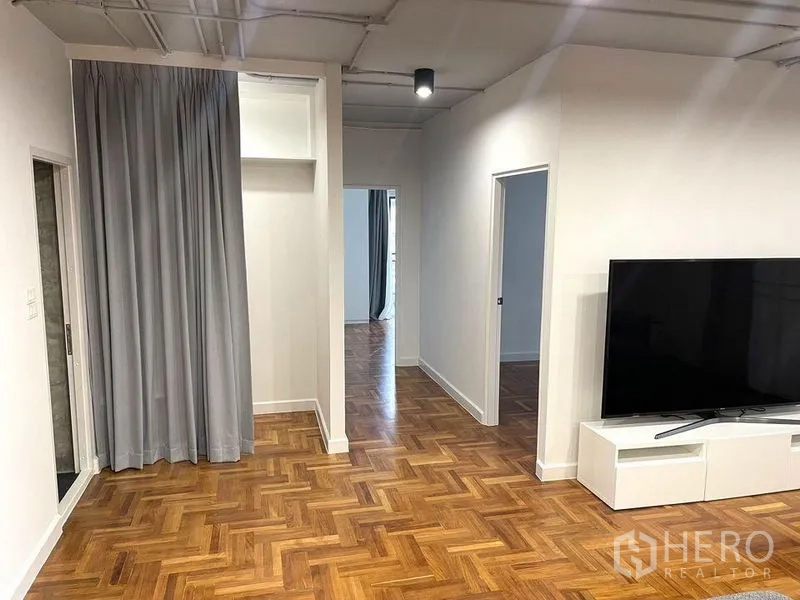 公寓 出租在Watthana, Bangkok - 过道与起居区，鱼骨拼木地板与电视柜。