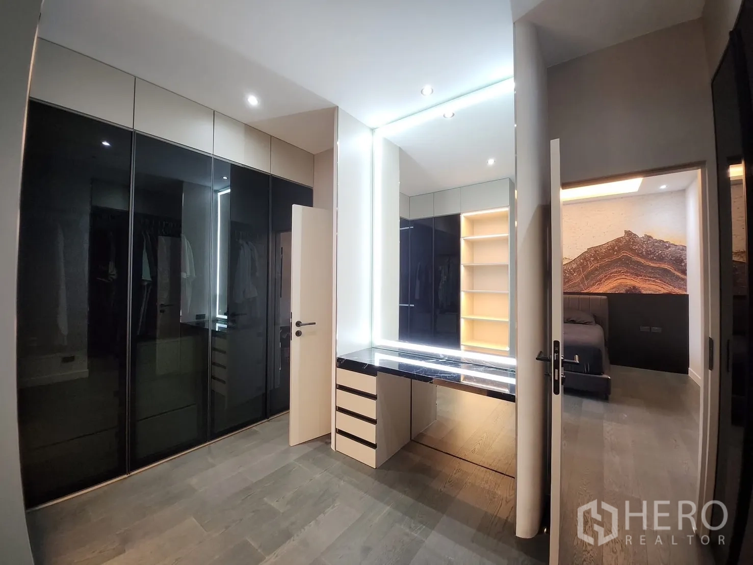 บ้าน ให้เช่าในBang Phli, Samut Prakan - ห้องแต่งตัวตู้บานกระจก เชื่อมต่อเข้าห้องนอน