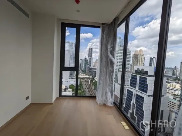 公寓 出售 - 转角卧室配整面落地玻璃，远眺城市与轻轨轨道景观。