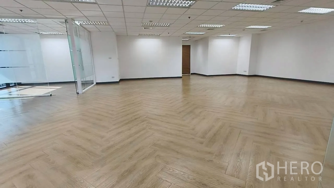 สำนักงาน for rent in Ratchathewi, Bangkok - โถงสำนักงานแบบเปิด พื้นไม้ลายก้างปลา ผนังกระจกห้องประชุม