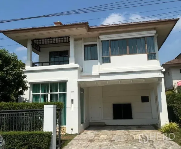 独立式住宅 出租在Bang Phli, Samut Prakan - 现代白色两层独栋住宅，带车棚、庭院和大门