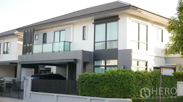 Detached House for rent or sale in Bang Bo, Samut Prakan - Modern two-storey detached house with balcony, large windows and covered carport.