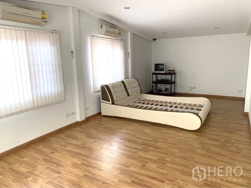 Property Image #4 for property HRE01512