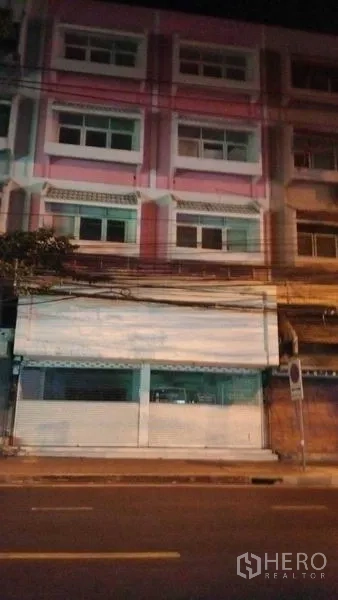 店屋 出租在Watthana, Bangkok - 四层店屋外立面，底层卷闸门，夜间拍摄。
