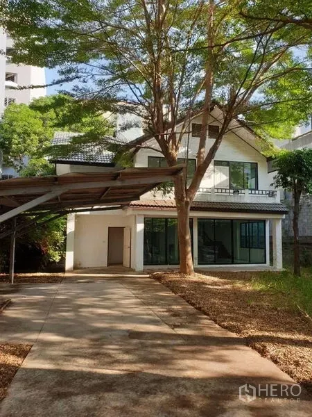 บ้าน ให้เช่าในPrawet, Bangkok - บ้านเดี่ยวสองชั้นพร้อมทางรถยนต์ยาว โรงจอดรถ และร่มไม้ใหญ่ ในเขตประเวศ กรุงเทพฯ