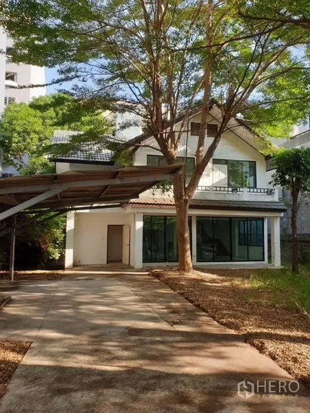บ้าน ให้เช่าในPrawet, Bangkok - บ้านเดี่ยวสองชั้นพร้อมทางรถยนต์ยาว โรงจอดรถ และร่มไม้ใหญ่ ในเขตประเวศ กรุงเทพฯ