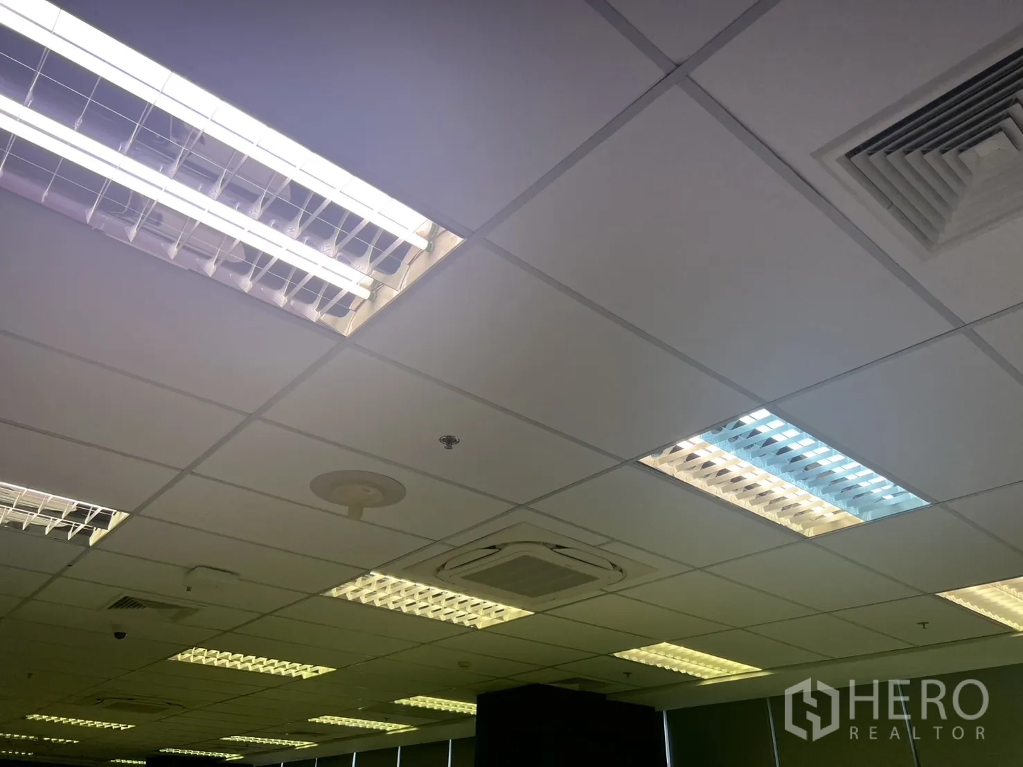 สำนักงาน ให้เช่าในHuai Khwang, Bangkok - ภาพระยะใกล้ของเพดาน แสดงไฟ LED แอร์แบบคาสเซ็ต และช่องระบายอากาศ