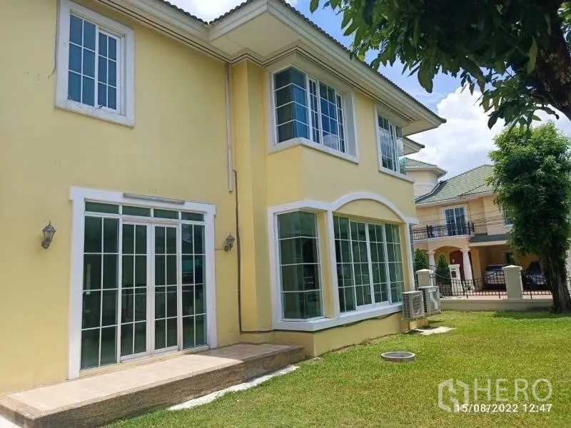 บ้าน ขายในPrawet, Bangkok - ด้านหลังบ้านมีหน้าต่างบานใหญ่ เปิดสู่สนามหญ้าเขียว