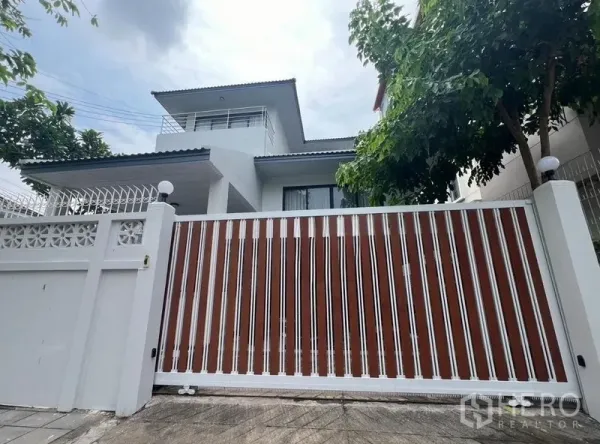 独立式住宅 出租在Bang Rak, Bangkok - 靠近Chong Nonsi轻轨的现代两层独栋别墅，配高栅栏与滑动大门，位于Silom–Bang Rak。
