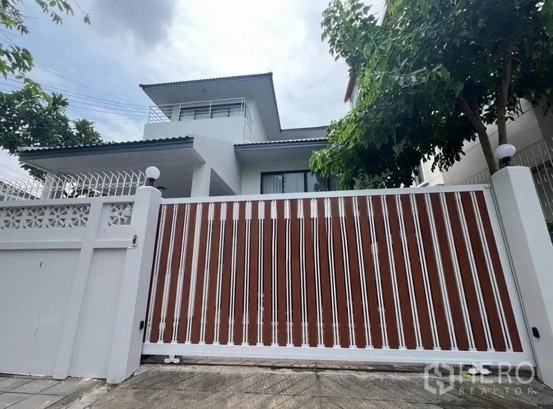 独立式住宅 出租在Bang Rak, Bangkok - 靠近Chong Nonsi轻轨的现代两层独栋别墅，配高栅栏与滑动大门，位于Silom–Bang Rak。