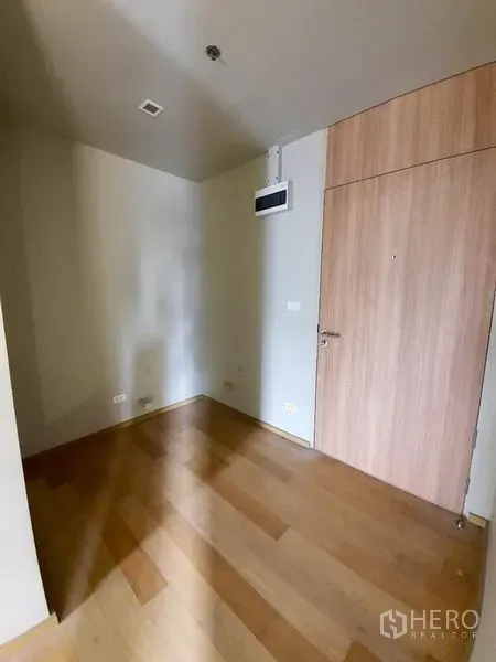 公寓 出售在Ratchathewi, Bangkok - 玄关区域，木地板与木门，天花板出风口清晰可见。