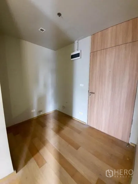 公寓 出售在Ratchathewi, Bangkok - 玄关区域，木地板与木门，天花板出风口清晰可见。