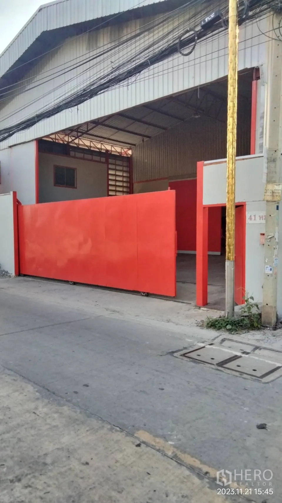仓库 for rent in Bang Phli, Samut Prakan - 街景视角下的仓库入口与大型金属推拉门。