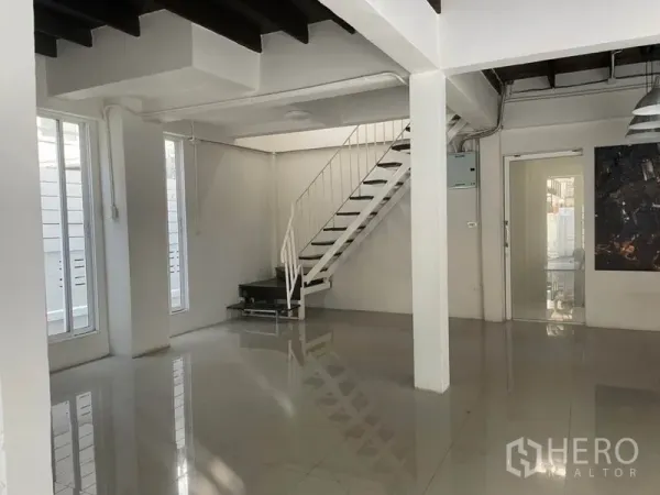 บ้าน ให้เช่าในHuai Khwang, Bangkok - โถงรับแขกโอเพ่นสเปซ พื้นเงา และบันไดโลหะสีขาว