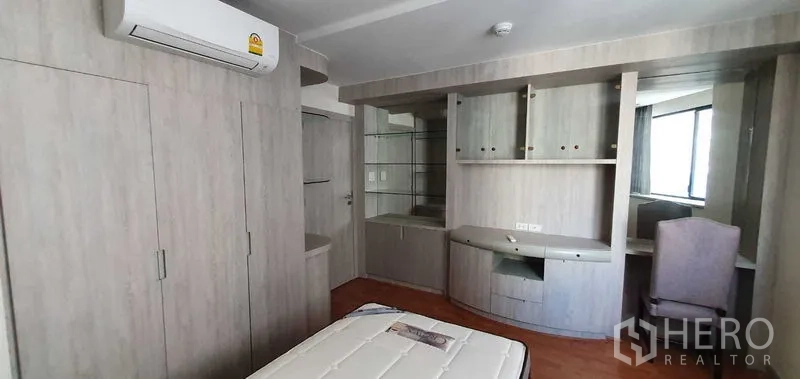 公寓 出租在Khlong Toei, Bangkok - 次客厅，沙发组合、地砖与宽幅窗户。