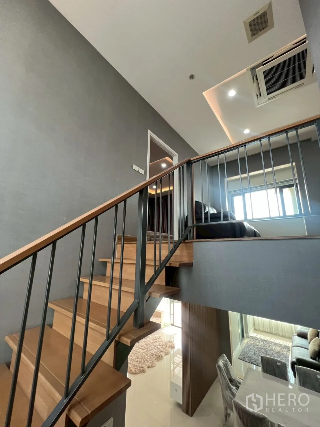 独立式住宅 出租或出售在Bang Phli, Samut Prakan - 现代木楼梯配金属扶手的两层住宅，通往二楼与吊顶灯。
