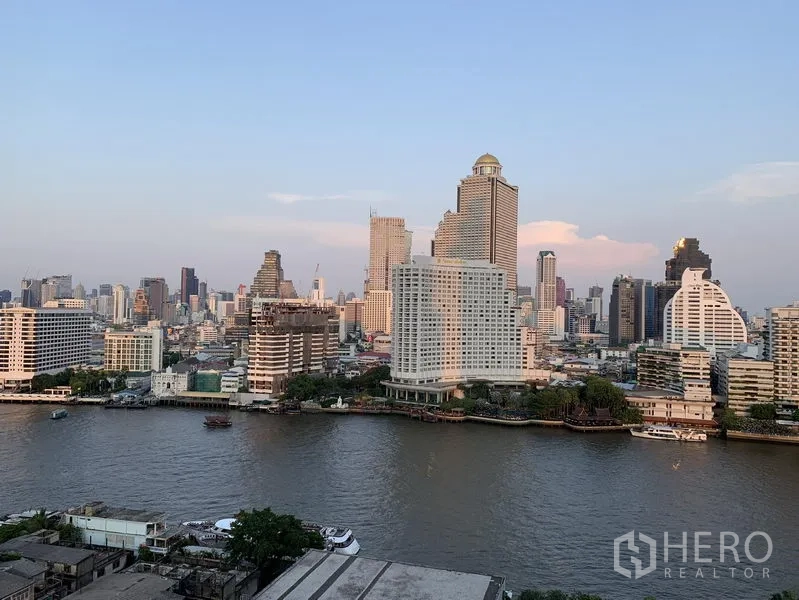 คอนโด ให้เช่าในKhlong San, Bangkok - วิวพาโนรามาของแม่น้ำเจ้าพระยาและสกายไลน์กรุงเทพฯ ยามเย็น