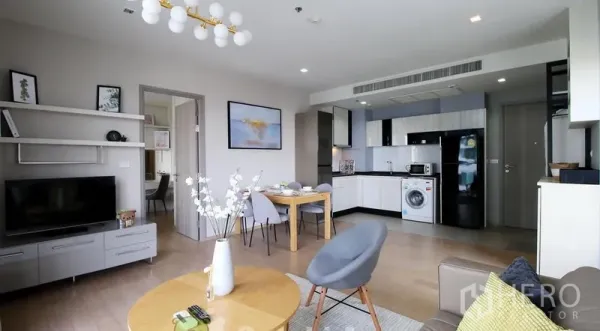 公寓 出租在Watthana, Bangkok - 开放式客厅，餐桌与L形厨房，配冰箱和洗衣机