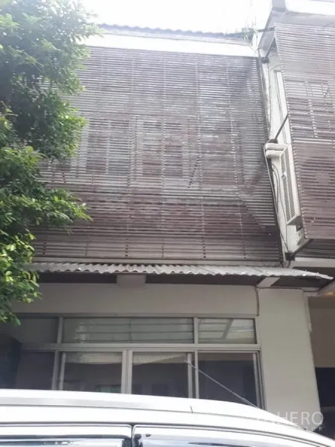 带办公室的家 出租在Khlong Toei, Bangkok - 两层住宅外立面，木质百叶遮阳与底层窗户