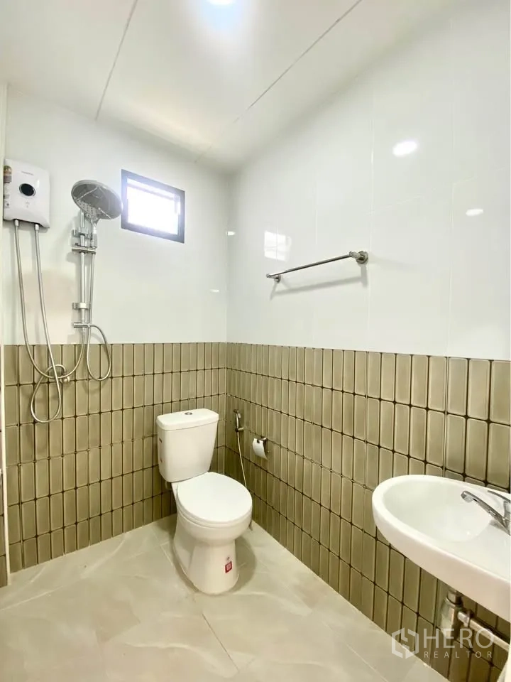 บ้านเดี่ยว for rent in Huai Khwang, Bangkok - ห้องน้ำปูกระเบื้องพร้อมฝักบัวเครื่องทำน้ำอุ่น โถสุขภัณฑ์ และอ่างล้างหน้า