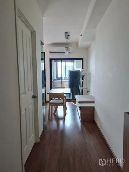 公寓 出租或出售在Yan Nawa, Bangkok - 走廊望向用餐区与阳台，设置置物架与空调。