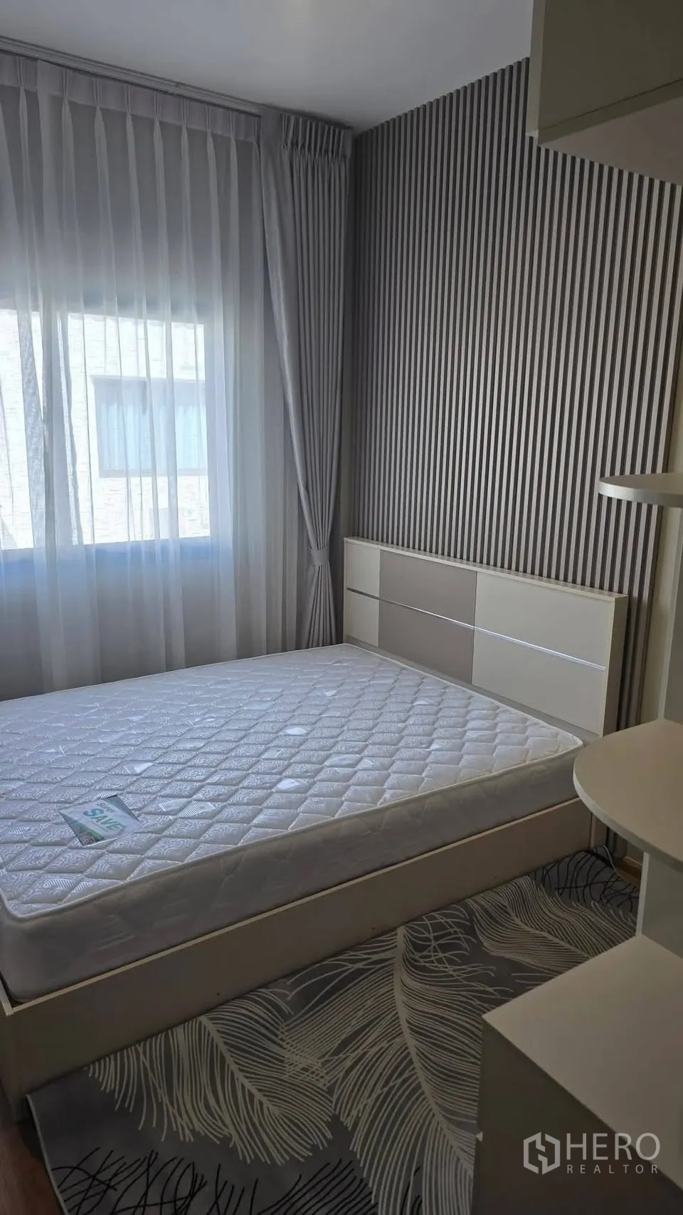 ทาวน์เฮาส์ for rent in Bang Phli, Samut Prakan - ห้องนอนผนังลายเส้นเป็นเอกลักษณ์ พร้อมเตียงติดหน้าต่าง