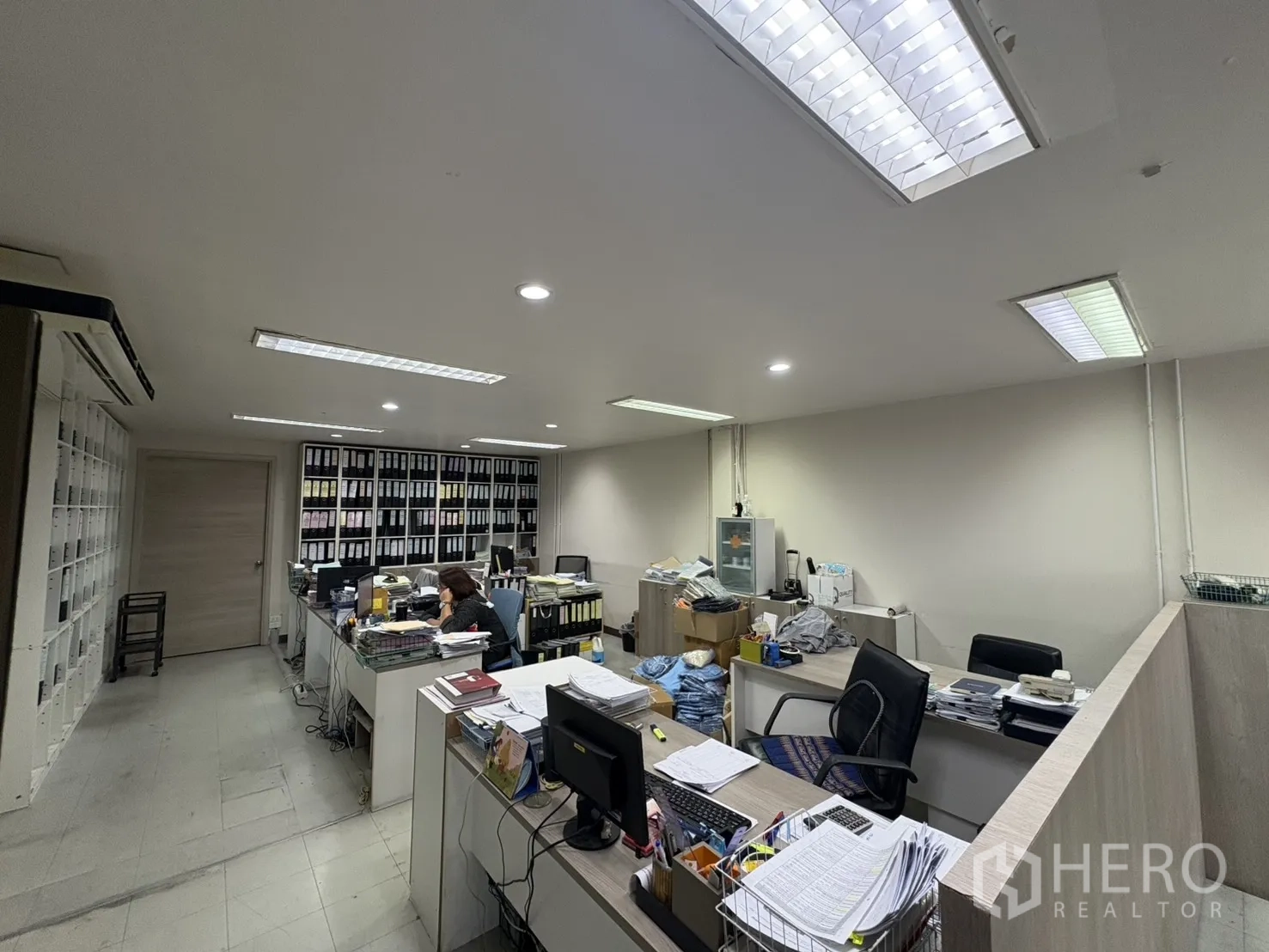 工厂 出售在Khlong Toei, Bangkok - 行政办公室，办公桌与成排档案柜