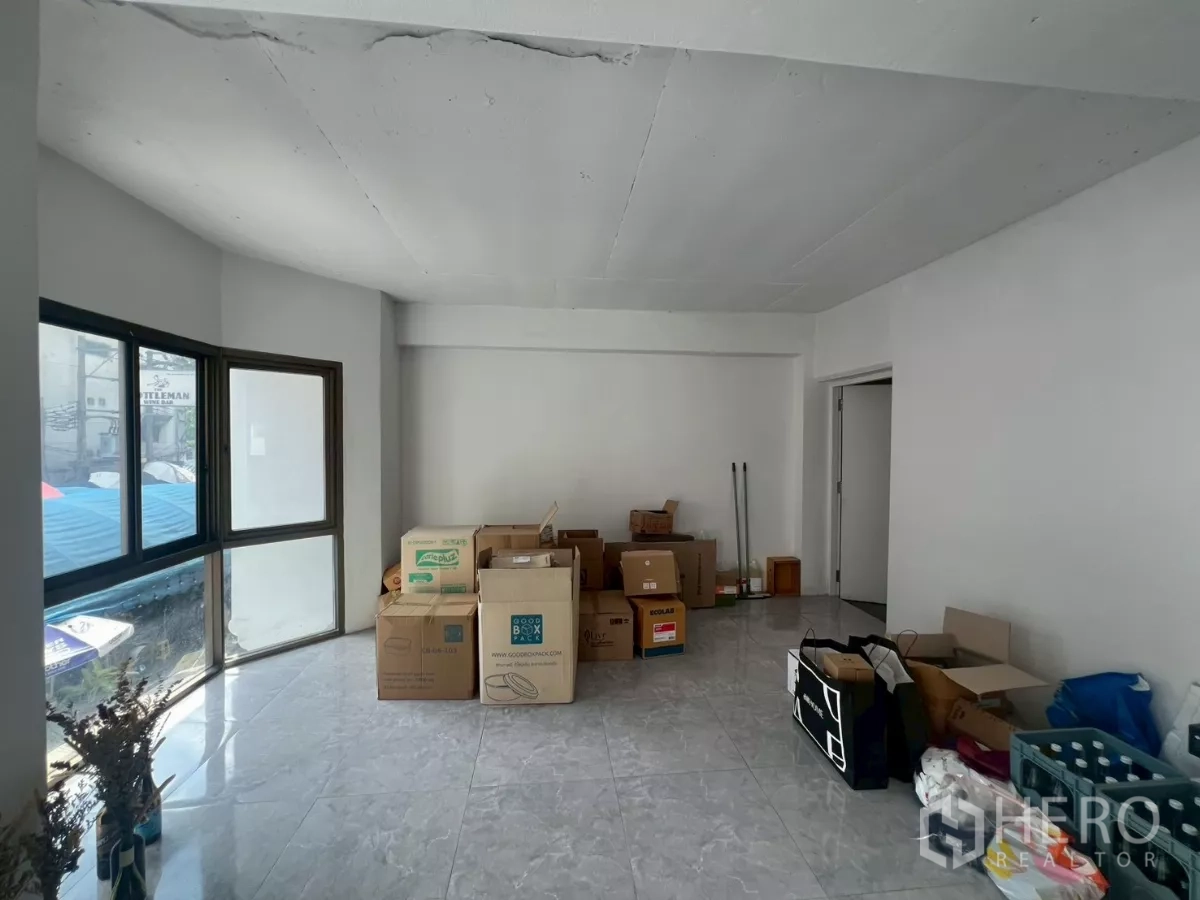 Retail Space for rent in Pathum Wan, Bangkok - Corner showroom space with bay windows and boxes, ready for fit-out.