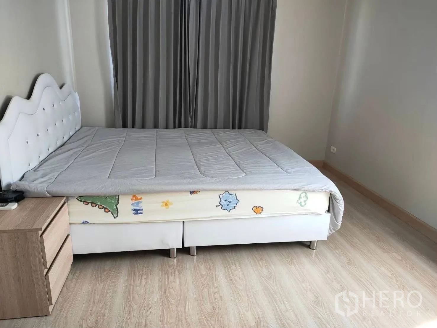 บ้านเดี่ยว for rent in Bang Phli, Samut Prakan - ห้องนอนเตียงหัวเตียงสีขาว โต๊ะข้างเตียง และผ้าม่านสีเทา