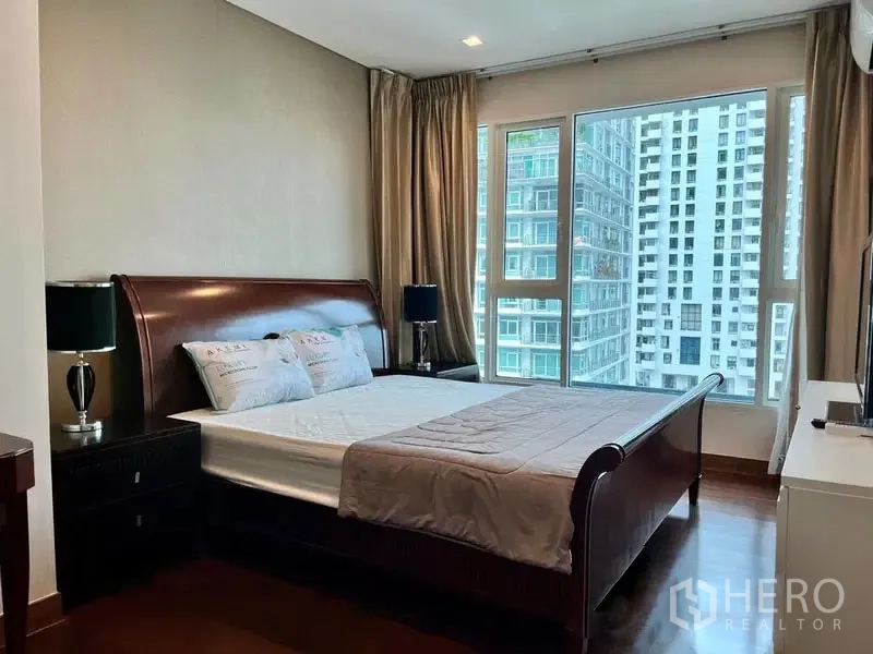 คอนโด ให้เช่าในWatthana, Bangkok - ห้องนอนหลักมุมเตียงติดหน้าต่างมุมห้อง มองเห็นอาคารใกล้เคียง.