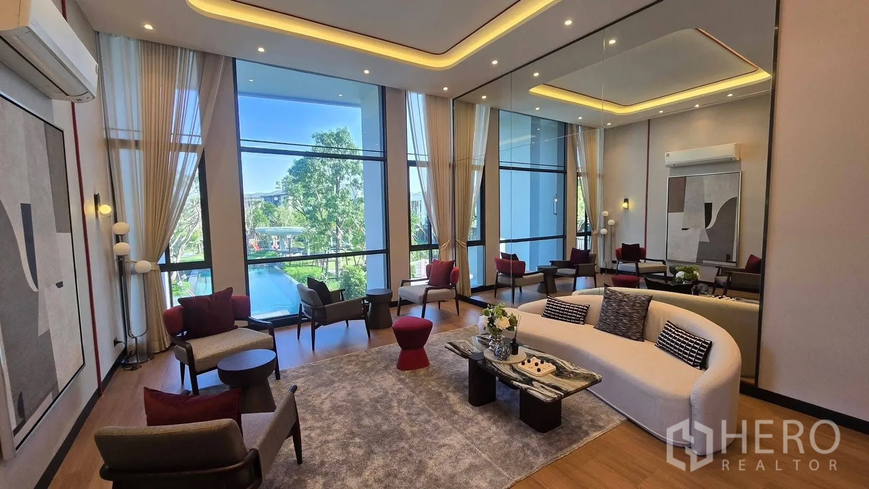 ทาวน์เฮาส์ for rent in Bang Phli, Samut Prakan - คลับเฮาส์พื้นที่นั่งเล่น เพดานสูง ผนังกระจก มองเห็นสระ
