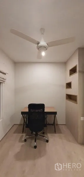 独立式住宅 出租 - 小型书房，书桌、办公椅与吊扇
