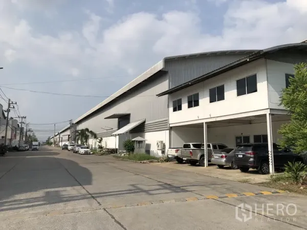 Factory for rent in Phra Nakhon Si Ayutthaya - Large factory with attached office and covered parking in a secure industrial compound on a wide road in Wang Noi.