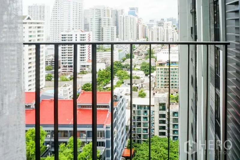 公寓 出售在Watthana, Bangkok - 高楼层阳台景观，远眺素坤逸天际线与绿意