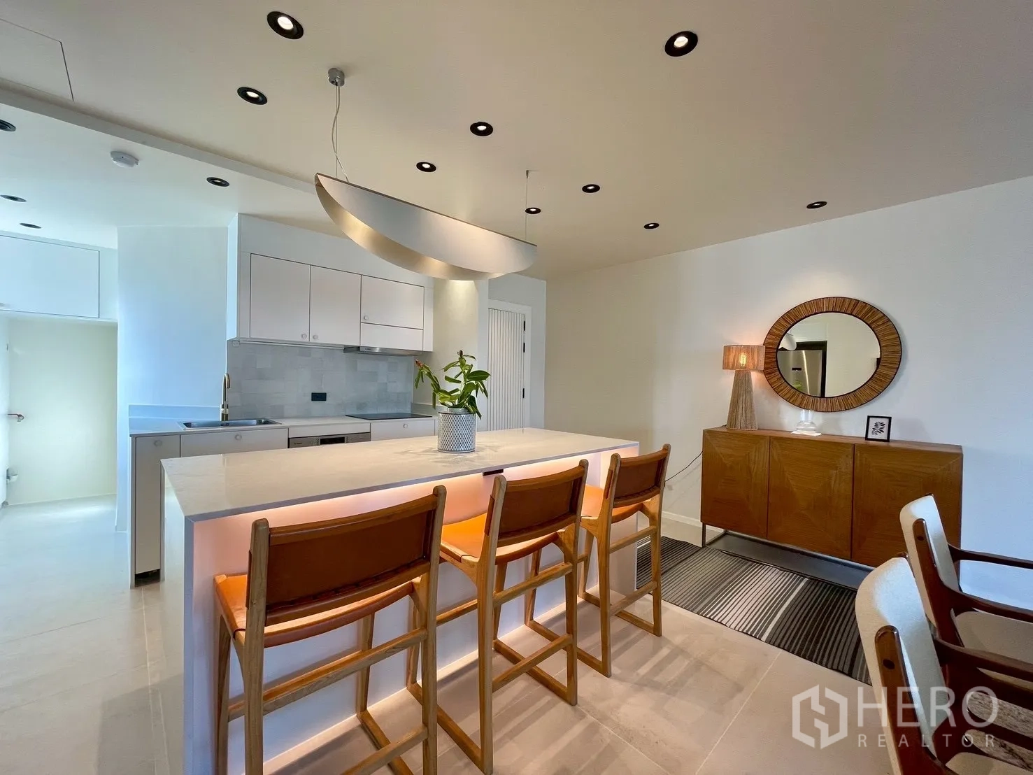 คอนโด for sale in Watthana, Bangkok - เคาน์เตอร์ไอแลนด์ครัวพร้อมเก้าอี้บาร์และตู้บิลท์อิน