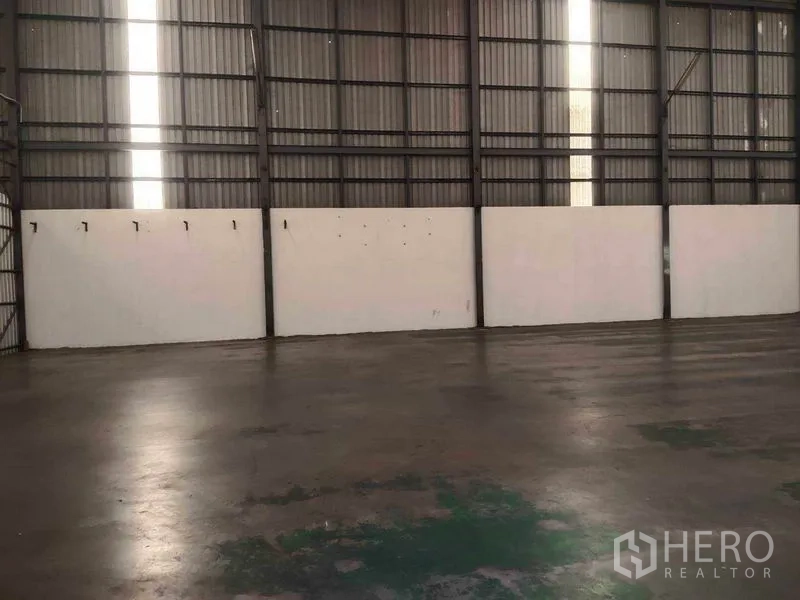 Warehouse for rent in Mueang Samut Sakhon, Samut Sakhon - Spacious warehouse interior with polished concrete floor and tall steel frame walls.