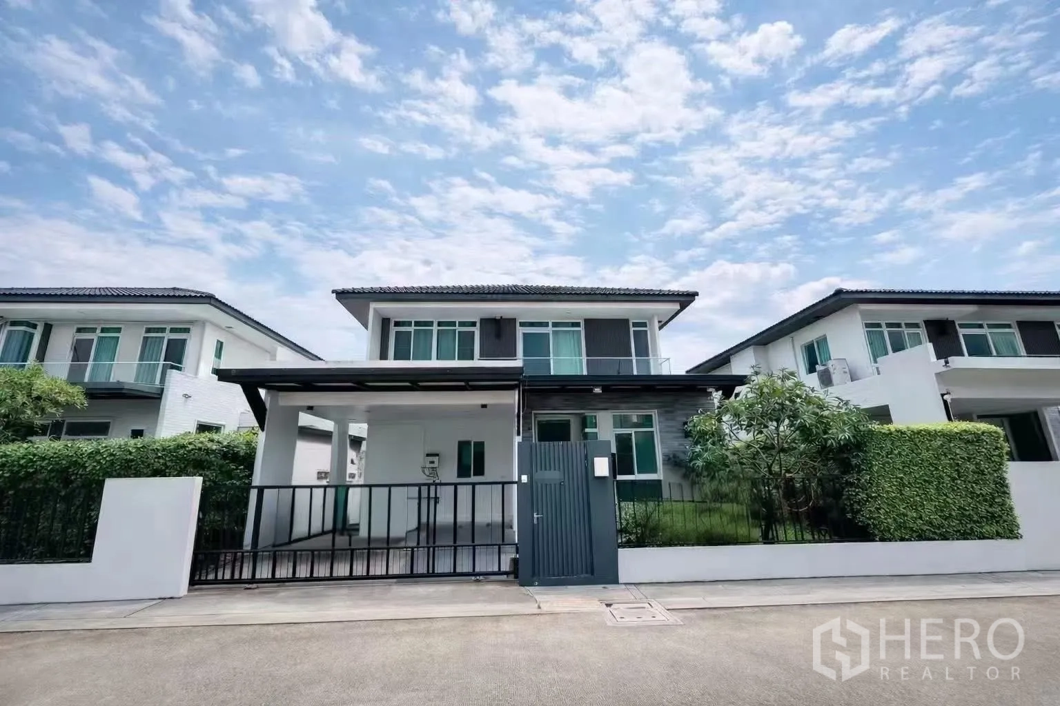 บ้านเดี่ยว for rent or sale in Bang Phli, Samut Prakan - ภาพหน้าบ้านสองชั้นสมัยใหม่ พร้อมโรงจอดรถมีหลังคาและสนามหญ้าหน้าบ้าน