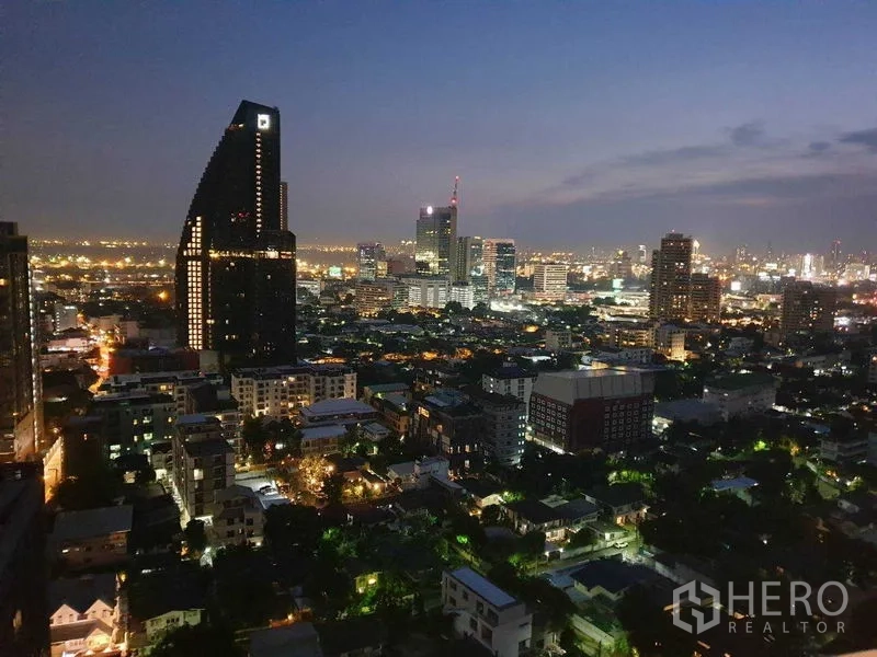 คอนโด ให้เช่าหรือขายในKhlong Toei, Bangkok - วิวเมืองกรุงเทพฯ ยามค่ำจากระเบียงชั้นสูง