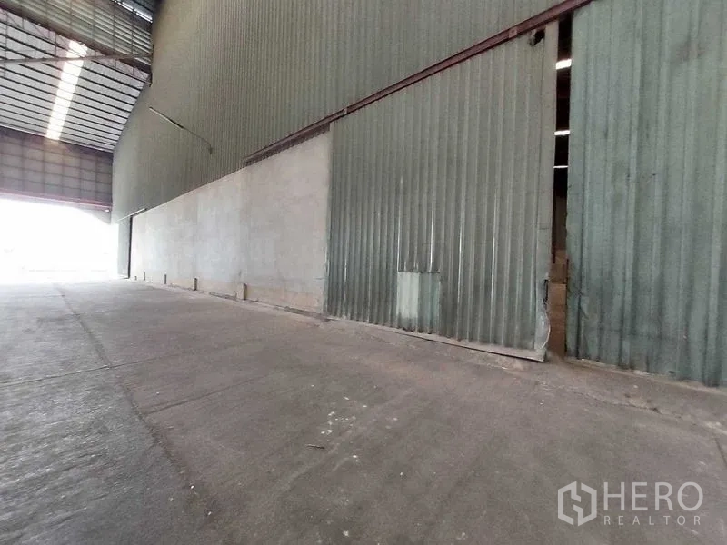 货栈 出租在Lat Lum Kaeo, Pathum Thani - 长条推拉门侧视与平整的混凝土装卸区。