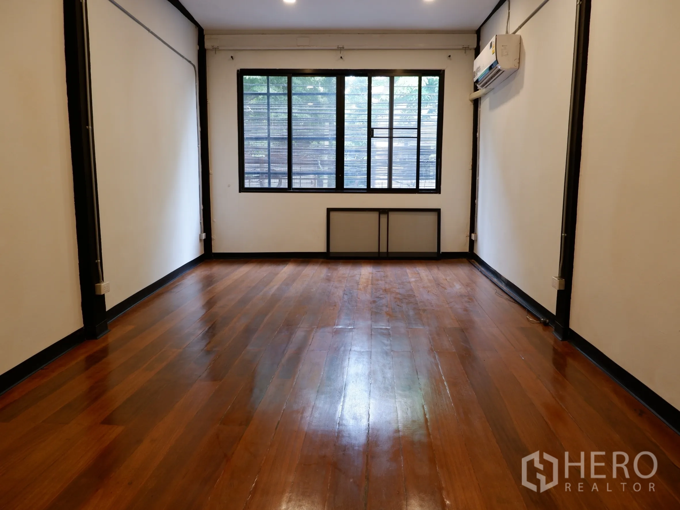 带办公室的家 出售在Bang Rak, Bangkok - 宽敞房间，实木亮面地板，大窗与壁挂空调。